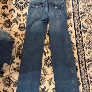 Lager 157 jeans  - Säljer dessa superfina 90s boot jeans för lager157. Skulle säga att dom mer sitter som ett par wide leg!🥰 Använda 2 gånger. Nypris 300/400