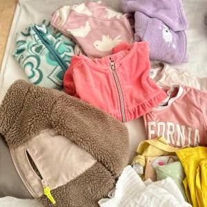 Klädpaket flicka 2-3 år  - Allt från  Fleece, t-shirt,pyjamas set, jacka och 4 st set kläder  