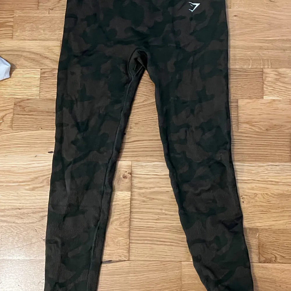 gymshark träningsbyxor med militär mönster, aldrig använda 🫶🏻. Sportswear.