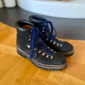 Ralph Lauren Alpine Nubuck Trail Boot - Pris kan förhandlas❗️Svarta samt Röda skosnören tillkommer. Endast använda en vinter, jag har växt ur dem. Bra skick! Skorna är bra kvalite, klarar av inprincip allt.  Storlek: 43, passar också 42. 75% Mocka, 25% Läder. Hör av er om ni har frågor!