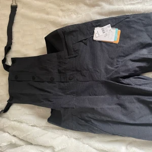Snowsport byxor - Helt nya jättesnygga byxor som tyvärr inte passar mig, L i storlek men sitter mer som M då de är slim fit och med tanke att man ska få under några lager☺️ Original pris 2400kr. Perfekta för snowboard, slalom eller annan vintersport alt bara överdrag❄️