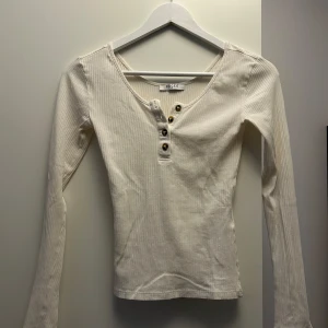 Vit långärmad VERO MODA - Använd men i fint skick! 