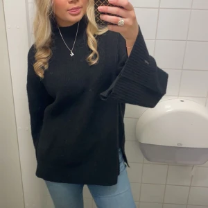 Svart stickad - Skitsnygg svart stickad tröja, säljer då jag knappt använder den❤️Storlek XS men tycker den är lite stor i storleken och känns mer som en S. Den har slitsar på sidorna samt längst ner på ärmarna🤩