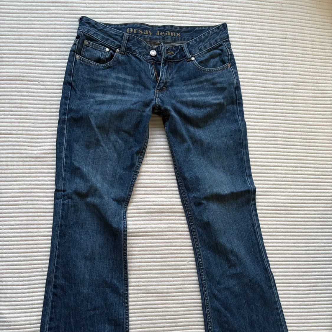 Lågmidjade utsvängda jeans  - 92