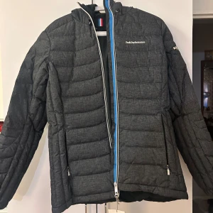 Peak performance  - Säljer en helt ny peak performance vinterjacka för kommer inte till användning, pris lappen sitter även kvar! Helt ny! Passar även för M, pris kan diskuteras vid snabb affär!