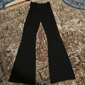  Svarta bootcut leggings  - snygga leggings som är insydda på båda sidorna för att passa en XS / S i midjan, bra i längden på mig som är 175 cm, tror att de original är från gina Tricot, använd köp nu