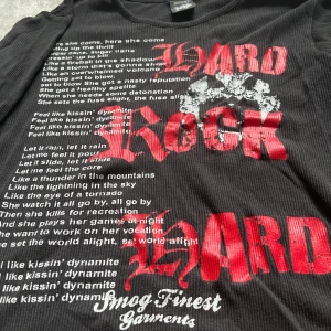 Svart långärmad tröja med tryck - Säljer en svart långärmad tröja från Smog Finest Garments. Själv tycker jag den är riktig snygg men får lite användning av den numera. Passar S-L beroende på vilken passform man vill ha. Skriv vid intresse eller frågor🙂 