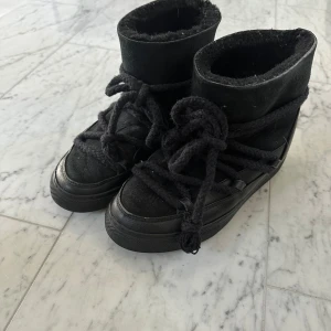 Svarta inuikii skor - Säljer mina svarta inuikii skor som är i rätt så bra skick🤍