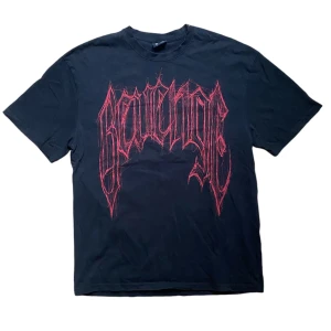 Revenge T-shirt  - Super snygg revenge T-shirt i bra skick, tröjan är i storlek xl kan skicka hur den passar på mig 