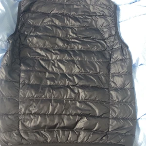 Armani väst - Säljer EA7 västen då den är för liten för mig den har endast ett litet osynligt hål annars helt felfri😁