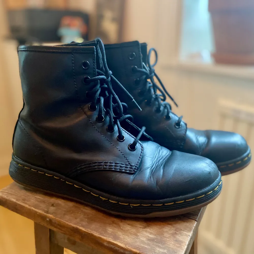 Mjuka, lätta Dr Martens modell, Newton. Känns som sneakers eftersom de inte har en klack. Mycket bra skick!. Skor.