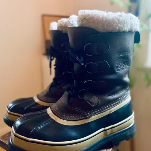 Sorel Caribou - Fina och supervarma kängor från Sorel, modell Caribou. Fint skick!  Nypris: 2 400kr.
