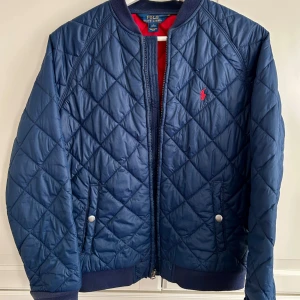 Ralph lauren jacka  - Säljer min riktigt snygga Ralph lauren jacka🙌 väldigt bra skick med inga defekter eller märken 👌  Storlek L i barnstorlek (14-16år) 