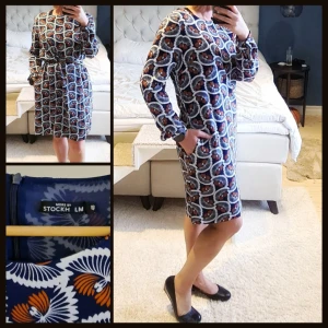 MQ Stockholm Klänning  - Klänning i snyggt retro snitt, fickor på sidorna och dragkedja i ryggen. Stockholm's märke av en ring finns i nacken av klänningen.  Jag är 171 cm, väger 70kg, har använt ett skärp i midjan, som inte medföljer. Har normalt stl 38/M i kläder. 