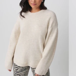 Stickad tröja - Jätte fin beige stickad tröja, helt ny med lappen kvar!