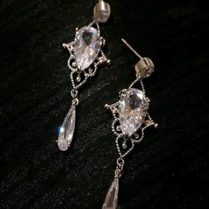 Glittriga silverörhängen med kristaller - Rostfritt stål, snygg  helt nya ❌️TRYCK INTE PÅ KÖP❌️ skriv innan,pris kan diskuteras
