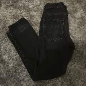 Tjena säljer ett par feta woodbird jeans i strl W28 L30, skick 10/10, knappt använda, mitt pris 450kr och nypris 1200kr, kan absolut gå ner vid snabbaffär, skriv ifall du har någon fråga någon fråga!