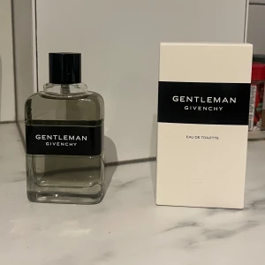 Gentleman Givenchy Eau de Toilette  - Jag säljer denna helt oanvända gentleman-parfym för endast 700 kr. Jag säljer den eftersom jag tyvärr köpte den av misstag.  Ordinarie pris är 1300 kr. Tveka inte att skriva vid funderingar🤙🏻