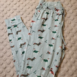 Pyjamasbyxor  - Pyjamasbyxor med söta hundar som är perfekta till jul. Storlek S. 95% bomull och 5% elastan.