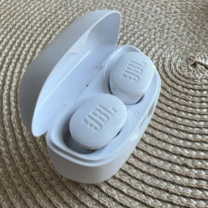 Hörlurar  - säljer denna för 300kr annars kostar de 790kr säljer pågrund av att jag hitta ett par andra och är använda 2-3 gånger bara så nästan helt nya! Det ingår laddar sladd och olika storlekar på gummipluppar 