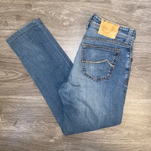 Jacob Cohen 688 - Halloj! Säljer ett par tvärfeta jacobcohen jeans i modellen 688 💫 | Skick : Mycket bra | Storlek : W33 | Modellen på sista bild är 177cm 😇 | Har du några frågor är det bara att höra av sig 🙌
