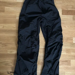 Byxor - Säljer dessa riktigt coola byxor!! Jag använder dom tyvärr inte längre så därför säljer jag dom⭐️ hör av dig vid frågor eller fler bilder ⭐️