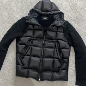 CP Company Jacka  - M/L finns i båda storlekarna. Jackan är köpt via handpenning och har inga skador. Den passar väldigt bra på mig, fast jag vill sälja den för vill köpa något billigare. Ifall du har några frågor eller funderingar, skicka gärna DM så kan vi diskutera!