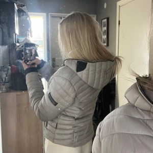 Jacka navahoo - Superfin Navahoo jacka, köpt förra vintern och är bara använd då. Har haft ett hål i ärmen (på insidan) så det syns inte från utsidan, men det är igensytt!💕