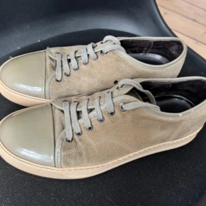 Lanvin toe cap  - Säljer dessa feta lanvin toe cap i st 42(passar nog 43) Köptes från birger christensen  Box och dustbag medföljer inte  I bra kondition, utsidan är bra men insidan är lite mindre kondition men annars en tvär bra sko att ha nu till vintern 