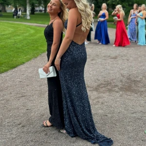 Balklänning  - Superfin balklänning ifrån dressroom Linne. Använd 1 gång på min bal, så i fint skick. Man får även med ett överdrag till klänningen + extra paljetter. Storlek 34,5 men sitter mer som en 36. Nypris ca 5000kr, säljs för 3800 elr bud.