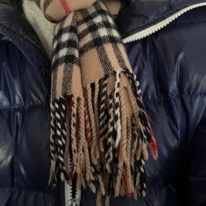 Burberry Halsduk - Äkta klassisk burberry halsduk i 60% kashmir och 40% merinoull! Nypris runt 4k. Har tyvärr inte kvitto!