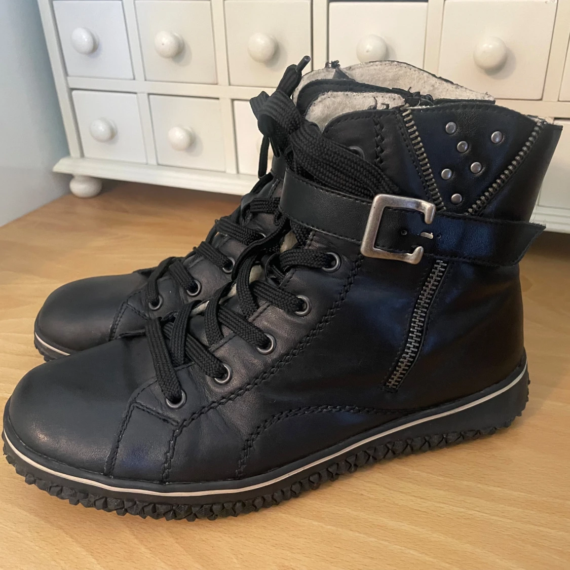 Svarta boots med snörning och dragkedja