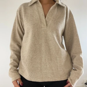 Beige ribbad tröja - Säljer en beige tunt ribbad tröja med långa ärmar. Använt max 3 gånger så nästan nyskick. Jag har storlek xs/s och den sitter lite oversize på mig. 