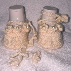 Stickade baby tossor/skor med snörning  - Stickade skor för baby som jag stickat själv! (Skicka meddelande om du önskar samma eller likadan men i andra färger, +storlek)