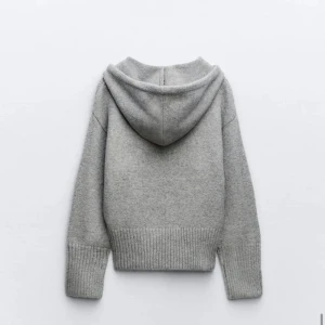 Stickad Zara hoodie  - Denna superfina hoodie i storlek S är så mjuk och skön, jag har knappt använt den så den är som ny, perfekt plagg nu inför hösten 💕💕 Kan mötas upp om det är i Sthlm ❤️