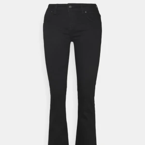 LTB jeans - Svarta jeans i modellen Roxy från ltb. 26x34 och är bra i längden på mig som är 170. Lågmidjade