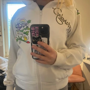 ed hardy hoodie - jätte fin ed hardy zip up som inte kommer till användning längre. inga rhinestones är av men lite nopprig såklart. st s men passar xs 💕
