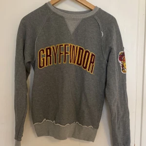 Griffindor tröja - Så mysig tröja perfekt till höst/vinter💛💛Harry Potter tröja, ingen storlek med skulle uppskatta till S