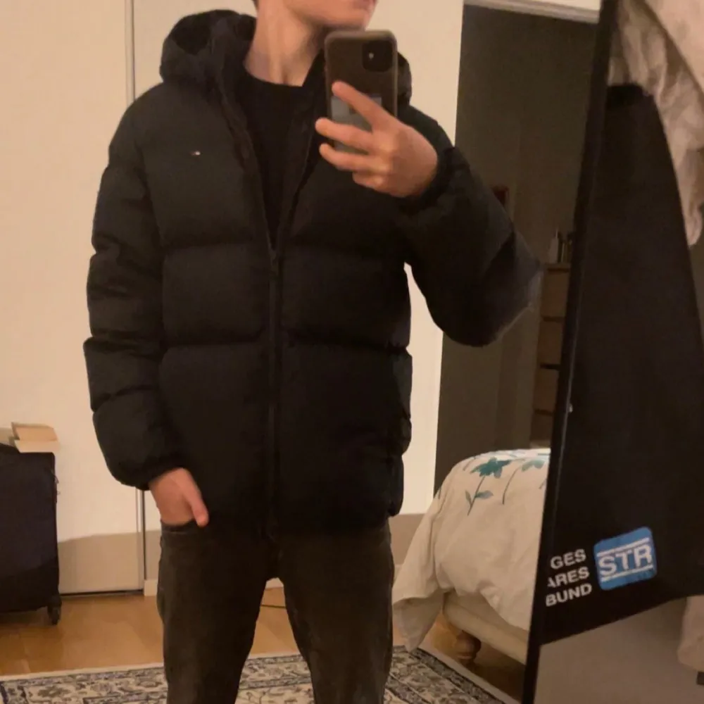 Säljer nu mi Tommy Hilfiger vinter jacka i storlek 152 men jag skulle säga att den är lite stor i storleken. Den är knappt använd och är i riktigt bra skick. Hör av er vid fundering 🤝💯🔥. Takit.