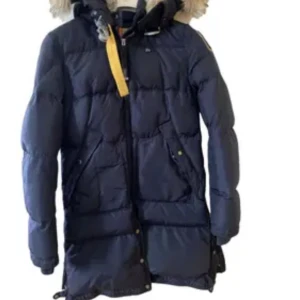 Parajumper jacka dam, den är i mörkblå! - den är i bra stick, men använder inte den pågrund av att ja har bytt stil