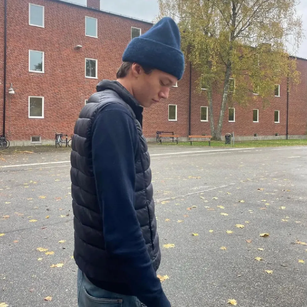 Lånade bilder!! Jag säljer en jättefin marinblå mössa för att den inte kommer till användning. Säljer för 300kr🔥❤️ i nyskick!. Muu.