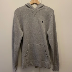 Ralph lauren hoodie - Säljer nu min sprillans nya Ralph lauren hoodie i storlek barn XL men passar S kond 10/10 aldrig använd ny pris 1200 mitt pris 800