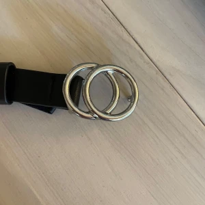 Svart skärp med silver ringar ”S” - Mått: 65cm Lindex! aldrig använt skärp snyggt skick 🫶🏼