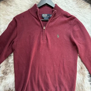 Ralph Lauren halfzip - Hej säljer nu min fina Ralph Lauren halfzip i storlek S. Den är i nyskick och kommer vara otroligt snygg i höst/vinter. Nypris cirka 1500kr! Vi kommer att sälja liknande produkter nu närmare vinter så glöm inte följa profilen!🌊🍾