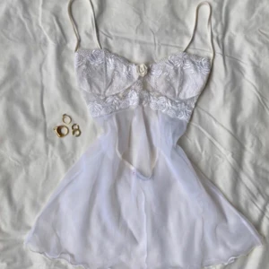 Fin topp/klänning - Topp/klänning med brodyr, spets och mesh. Sista bilden är styling-förslag!☺️