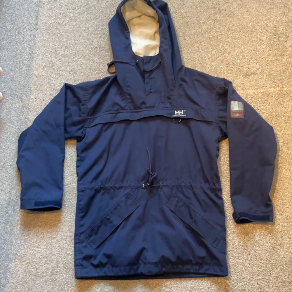 Tja säljer denna feta vintage helly Hansen jackan. Skick är 8/10. Det står xxs, men den passar mig bra och jag är normalt en size S. Jackor.