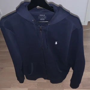 Ralph lauren zip hoodie  - Marinblå Ralph lauren zip hoodie i nyskick. Storlek S