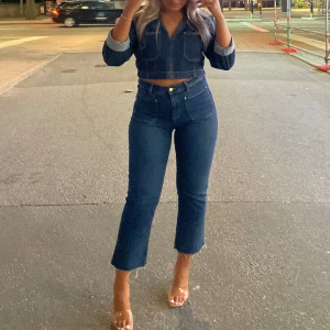 Sett - Byxa i M och tröja i S Super fint sett som kan stylas upp och ner med klackar eller sneakers. 800kr nytt pris. Endast använd 1 gång