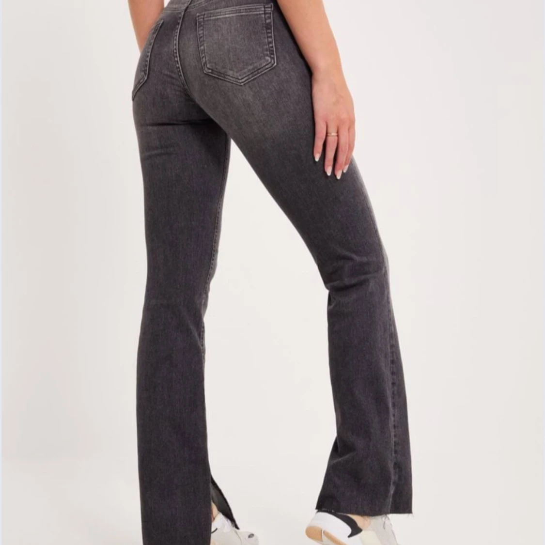 Gråa only jeans med slits - 90