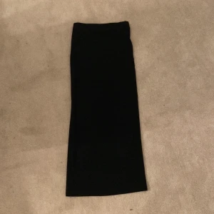 Tajt kjol  - Jättefin tajt långkjol som är köpt ifrån shein, använd 1 gång så är i väldigt bra skick!💕💕 kom privat vid frågor🩷